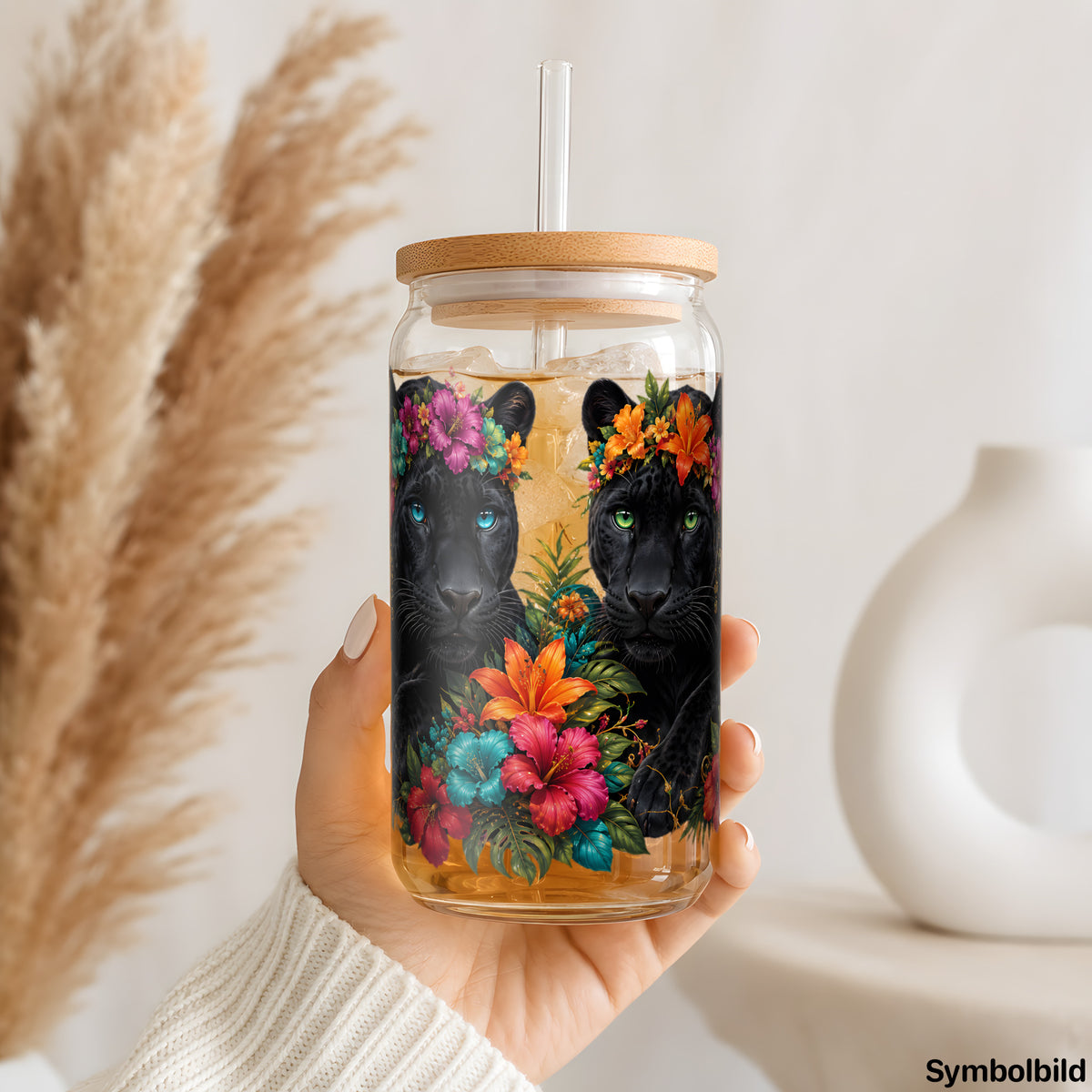 Becher-Aufkleber „Panther im Blütenbeet“ auf einem 16oz Glasbecher
