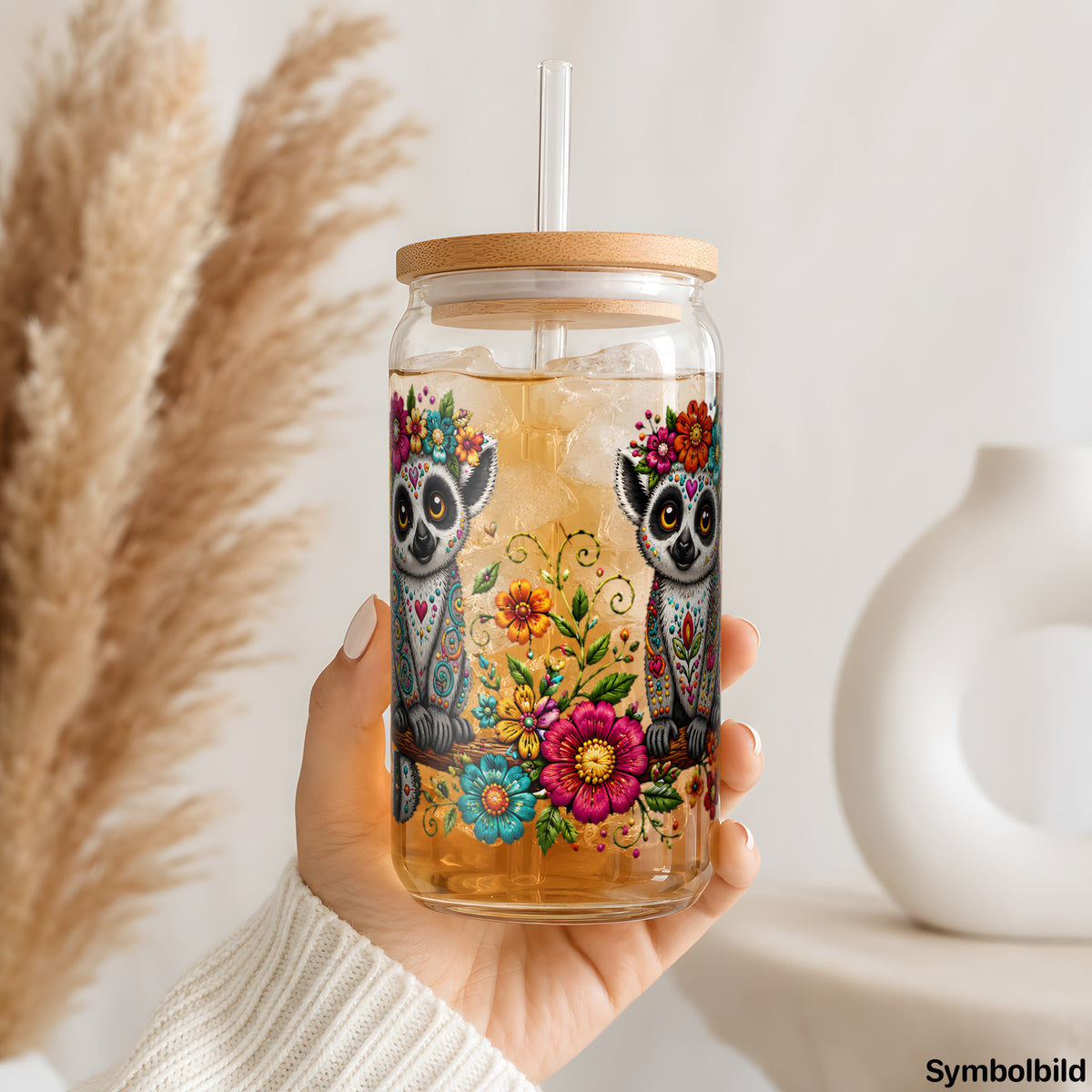 Folklore-Lemuren-Aufkleber auf einem 16oz Glasbecher