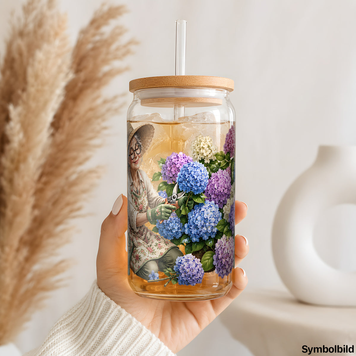 Becher-Aufkleber „Gärtnerin mit Hortensien“ auf einem 16oz Glasbecher