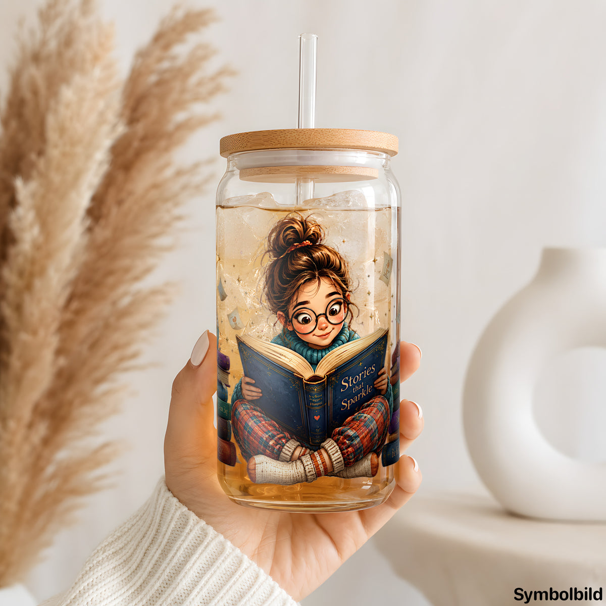 Becher-Aufkleber „Leseratte auf Bücherstapel“ auf einem 16oz Glasbecher