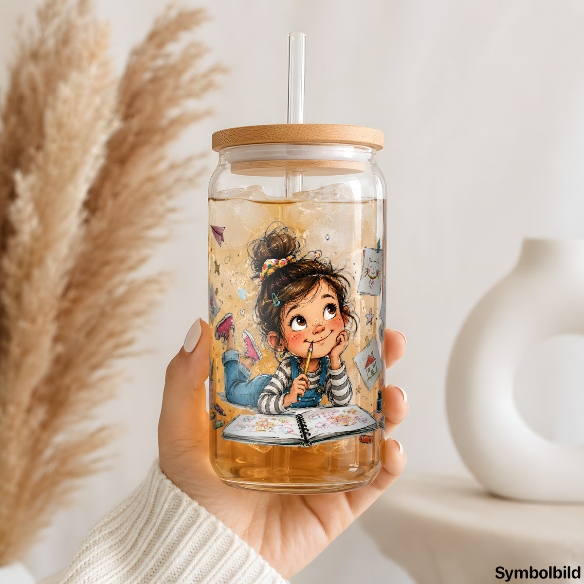 Becher-Aufkleber „Mädchen mit Zeichenblock“ auf einem 16oz Glasbecher