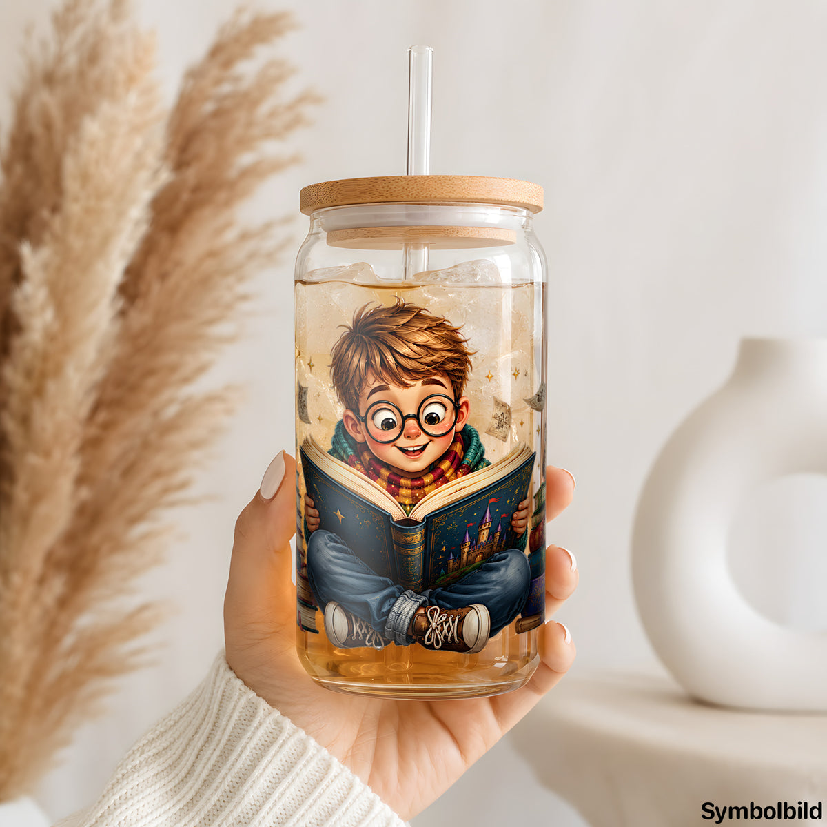 Becher-Aufkleber „Junge im Bücherstapel“ auf einem 16oz Glasbecher