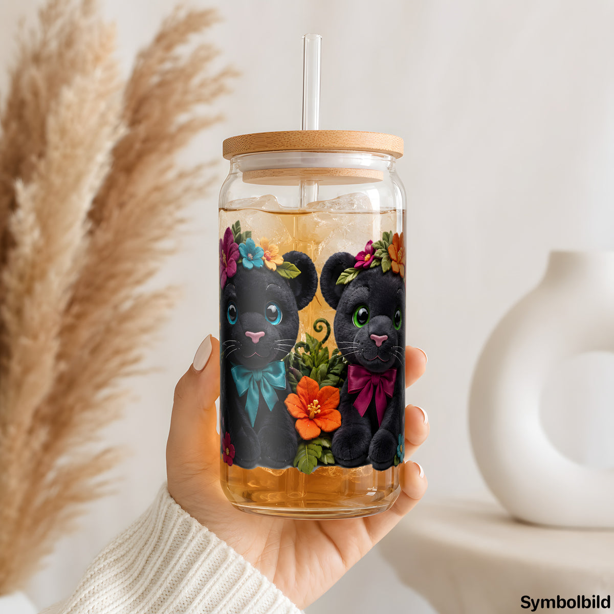 Becher-Aufkleber „Plüschpanther im Blütenmeer“ auf einem 16oz Glasbecher