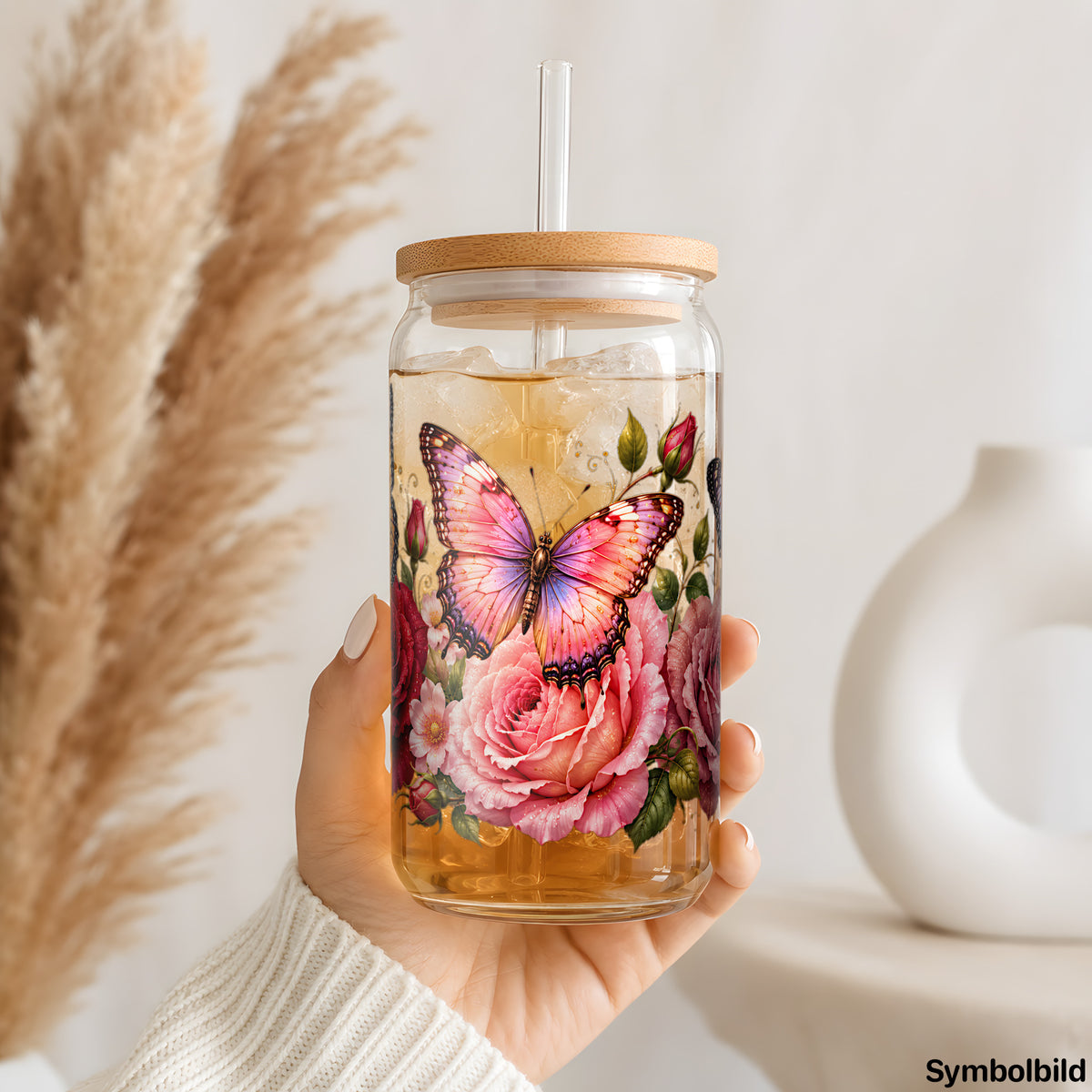 Becher-Aufkleber „Falter über roten Rosen“ auf einem 16oz Glasbecher