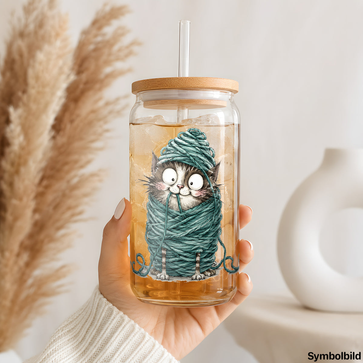 Becher-Aufkleber „Katze im Wollknäuel“ auf einem 16oz Glasbecher