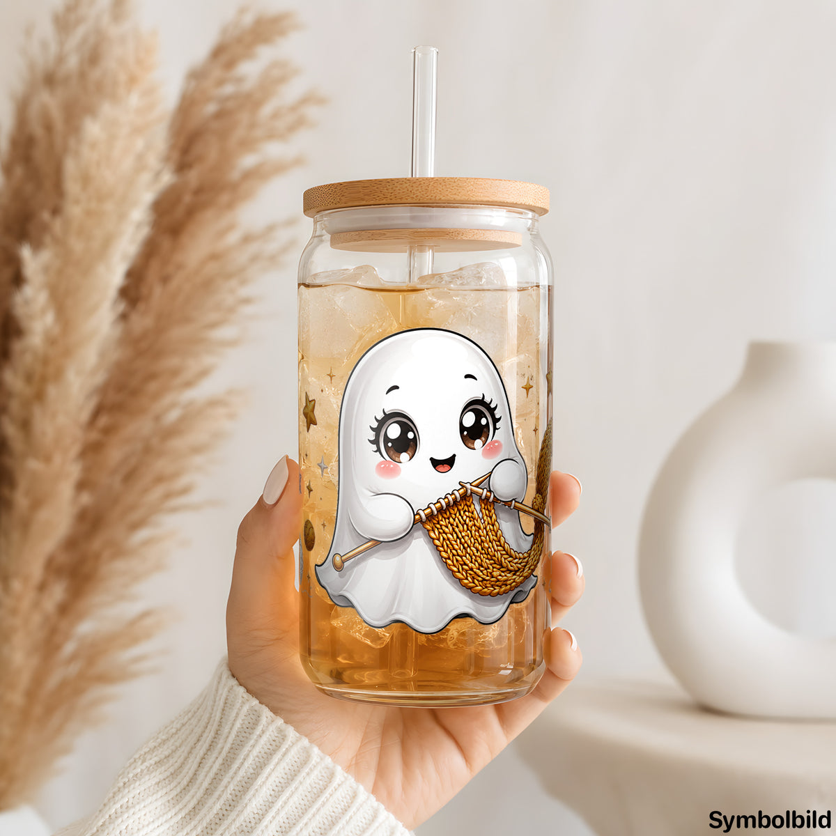 Becher-Aufkleber „Geisterchen beim Stricken“ auf einem 16oz Glasbecher