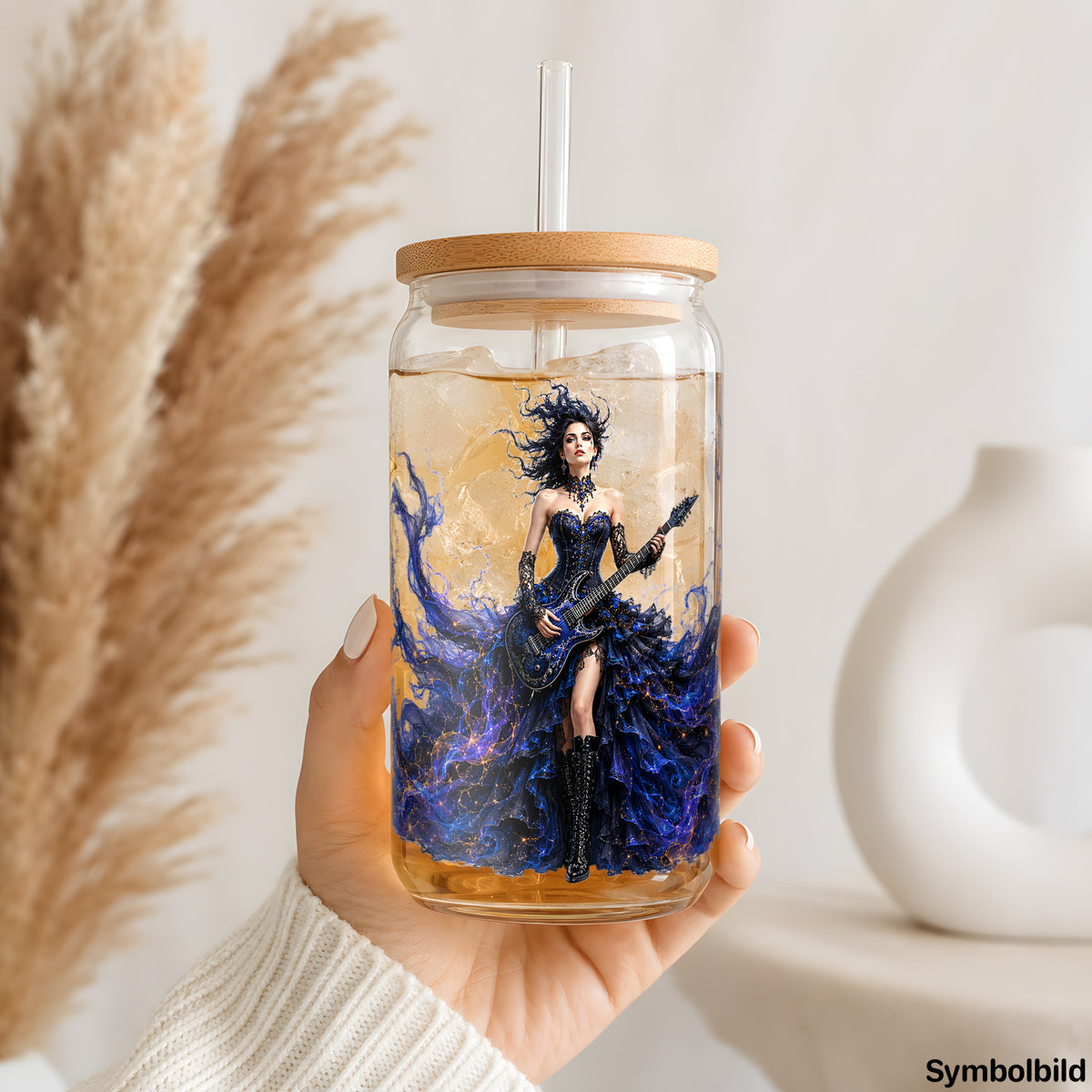 Becher-Aufkleber „Rockerin im Sternenkleid“ auf einem 16oz Glasbecher