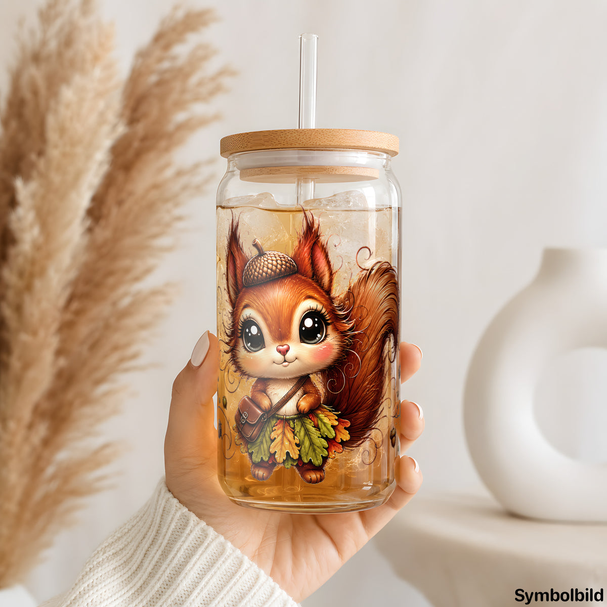 Becher-Aufkleber „Kawaii Eichhörnchen im Herbst“ auf einem 16oz Glasbecher
