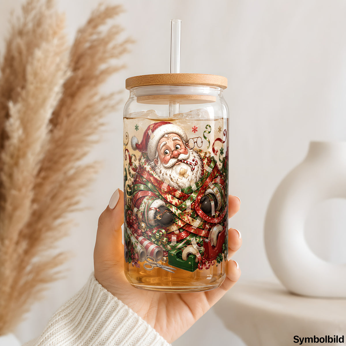 Becher-Aufkleber „Weihnachtsmann im Geschenkpapier“ auf einem 16oz Glasbecher