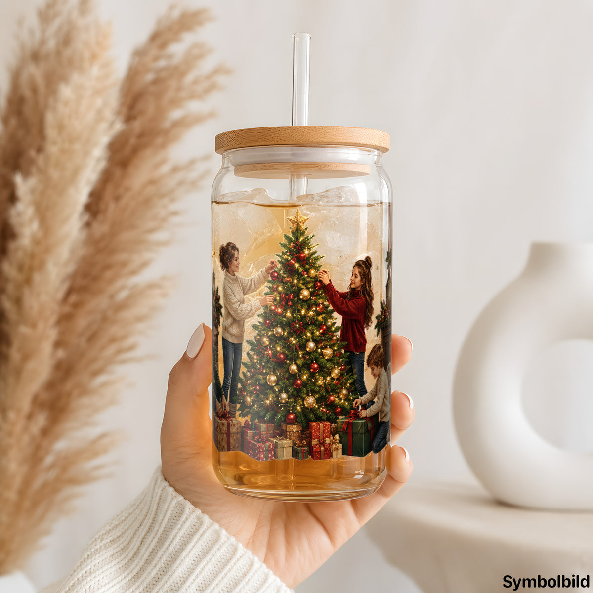 Becher-Aufkleber „Familie schmückt den Weihnachtsbaum“ auf einem 16oz Glasbecher