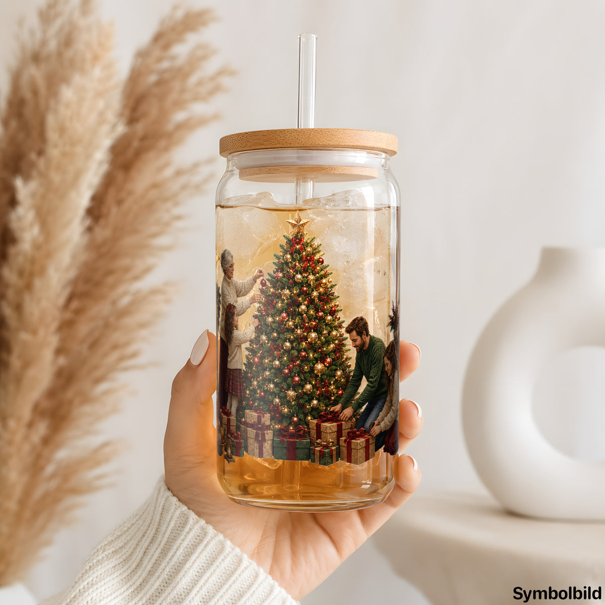 Becher-Aufkleber „Weihnachten mit Oma am Kamin“ auf einem 16oz Glasbecher