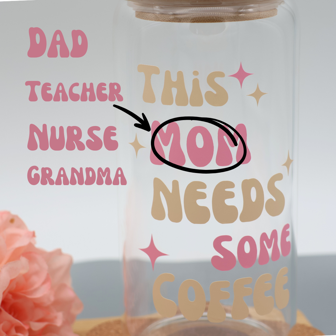 This "Mom" needs some Coffee - personalisierbar | Trinkglas 500 ml | Strohhalm + Deckel