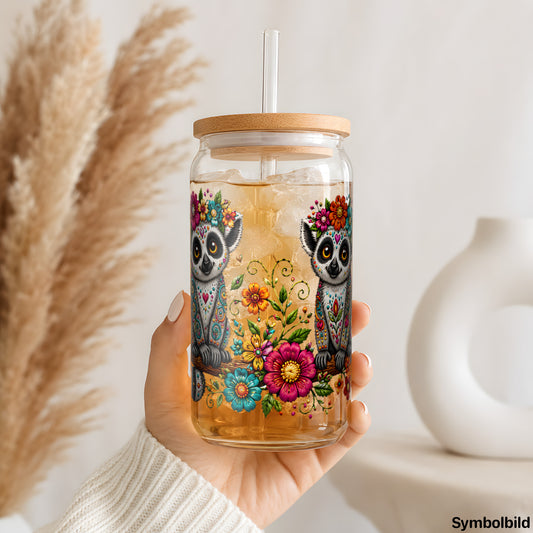 Folklore-Lemuren-Aufkleber auf einem 16oz Glasbecher