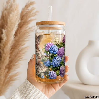 Becher-Aufkleber „Gärtnerin mit Hortensien“ auf einem 16oz Glasbecher