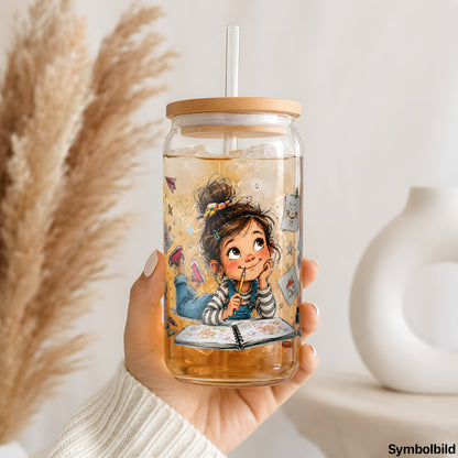 Becher-Aufkleber „Mädchen mit Zeichenblock“ auf einem 16oz Glasbecher
