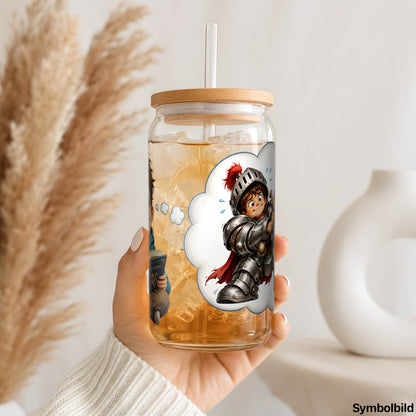 Becher-Aufkleber „Junge träumt vom Ritter“ auf einem 16oz Glasbecher