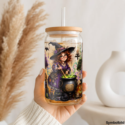 Becher-Aufkleber „Hexe mit Zauberbuch“ auf einem 16oz Glasbecher