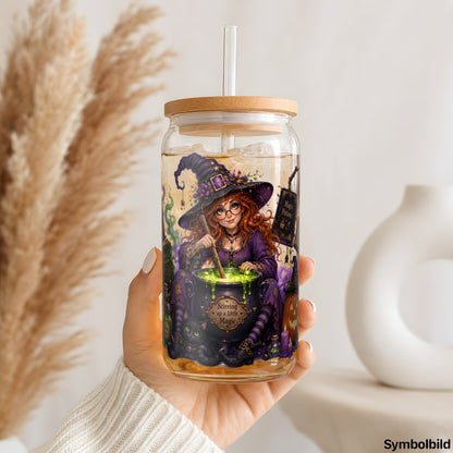 Becher-Aufkleber „Bücherhexe am Kessel“ auf einem 16oz Glasbecher