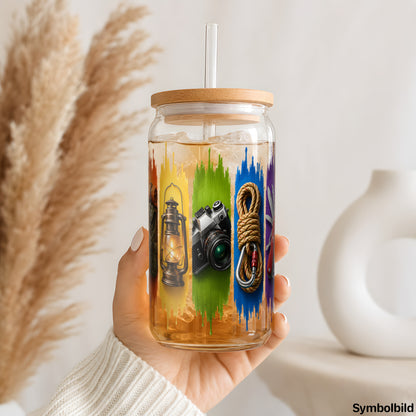 Outdoor-Ausrüstung-Aufkleber auf einem 16oz Glasbecher