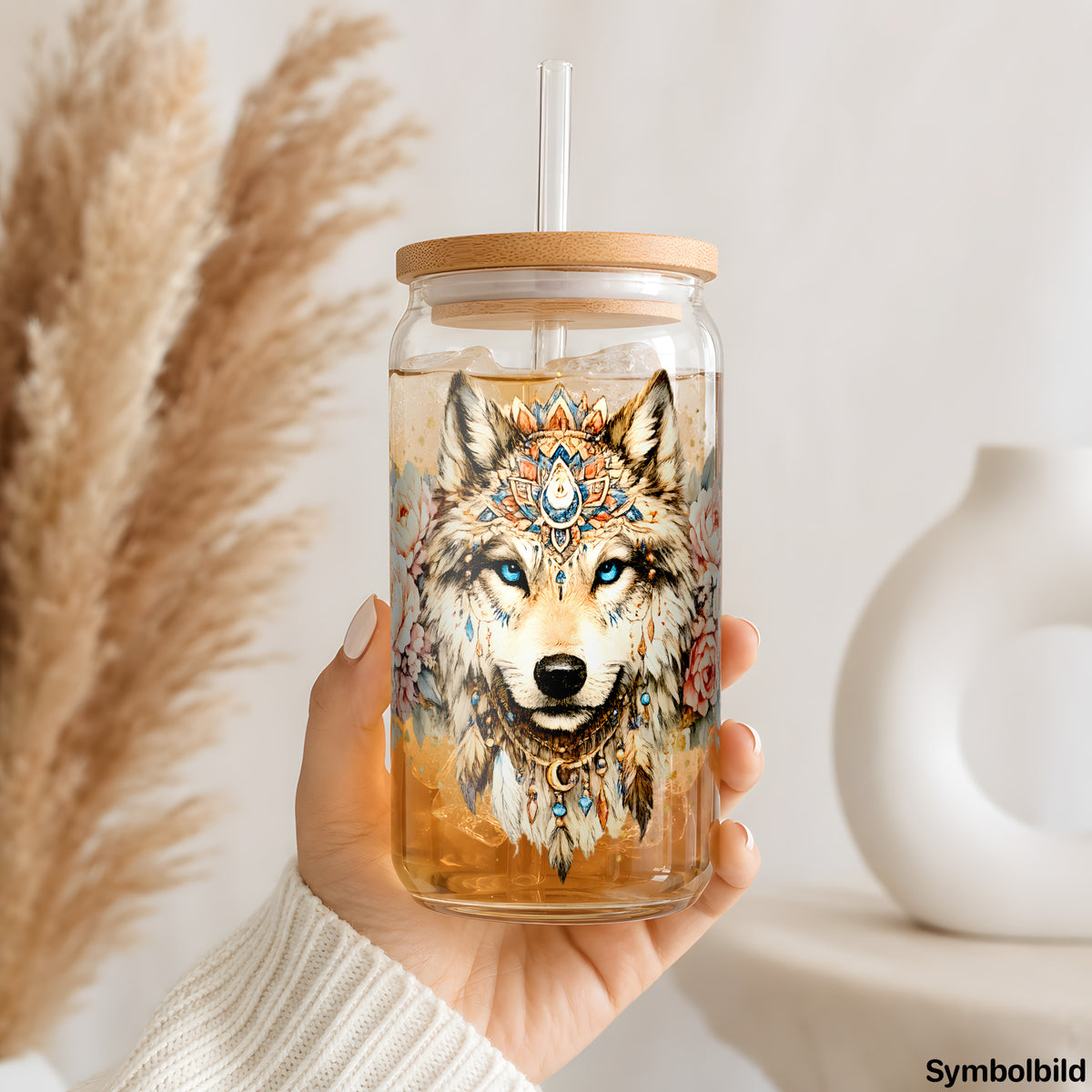 Becher-Aufkleber „Wolf im Blütenkranz“ auf einem 16oz Glasbecher