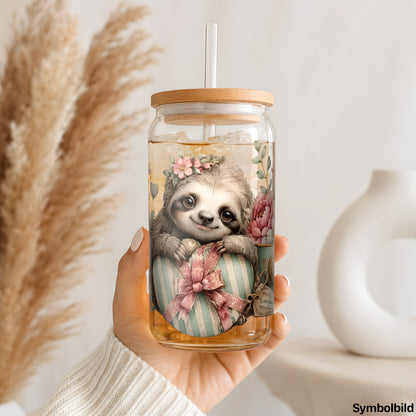 Becher-Aufkleber „Faultier mit Herzgeschenk“ auf einem 16oz Glasbecher