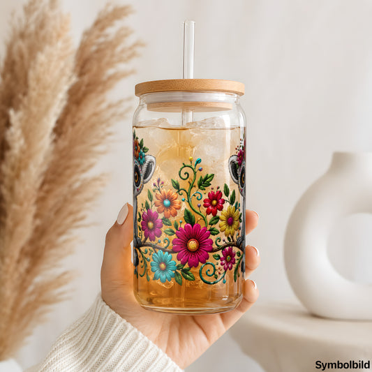 Becher-Aufkleber „Lemurenpaar im Blütenrahmen“ auf einem 16oz Glasbecher