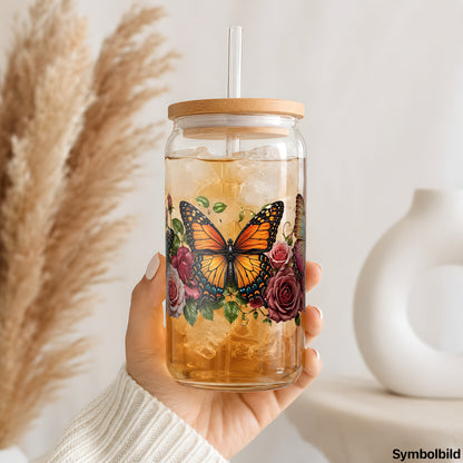 Becher-Aufkleber „Rosen und Schmetterlinge“ auf einem 16oz Glasbecher