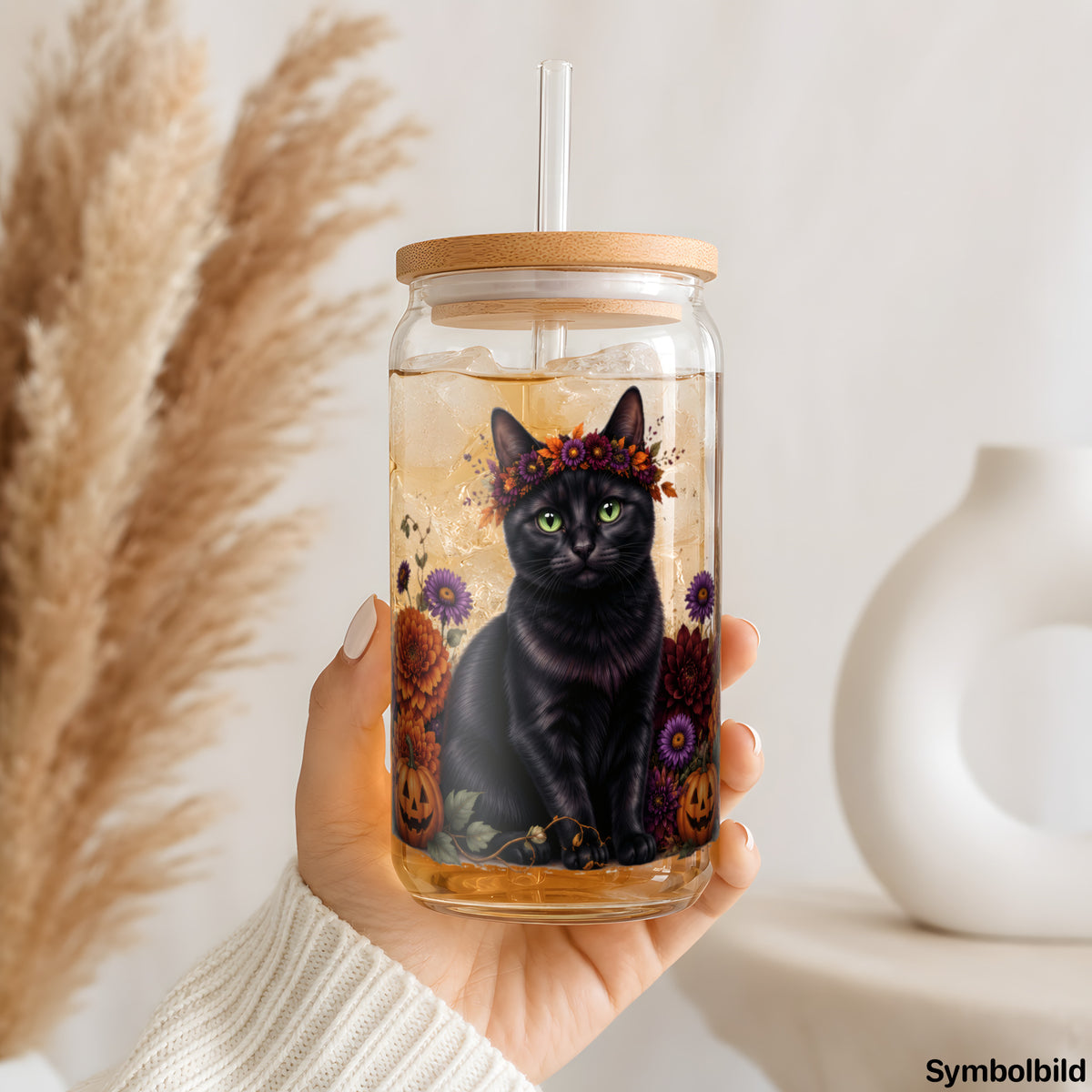 Becher-Aufkleber „Schwarze Katze im Herbst“ auf einem 16oz Glasbecher