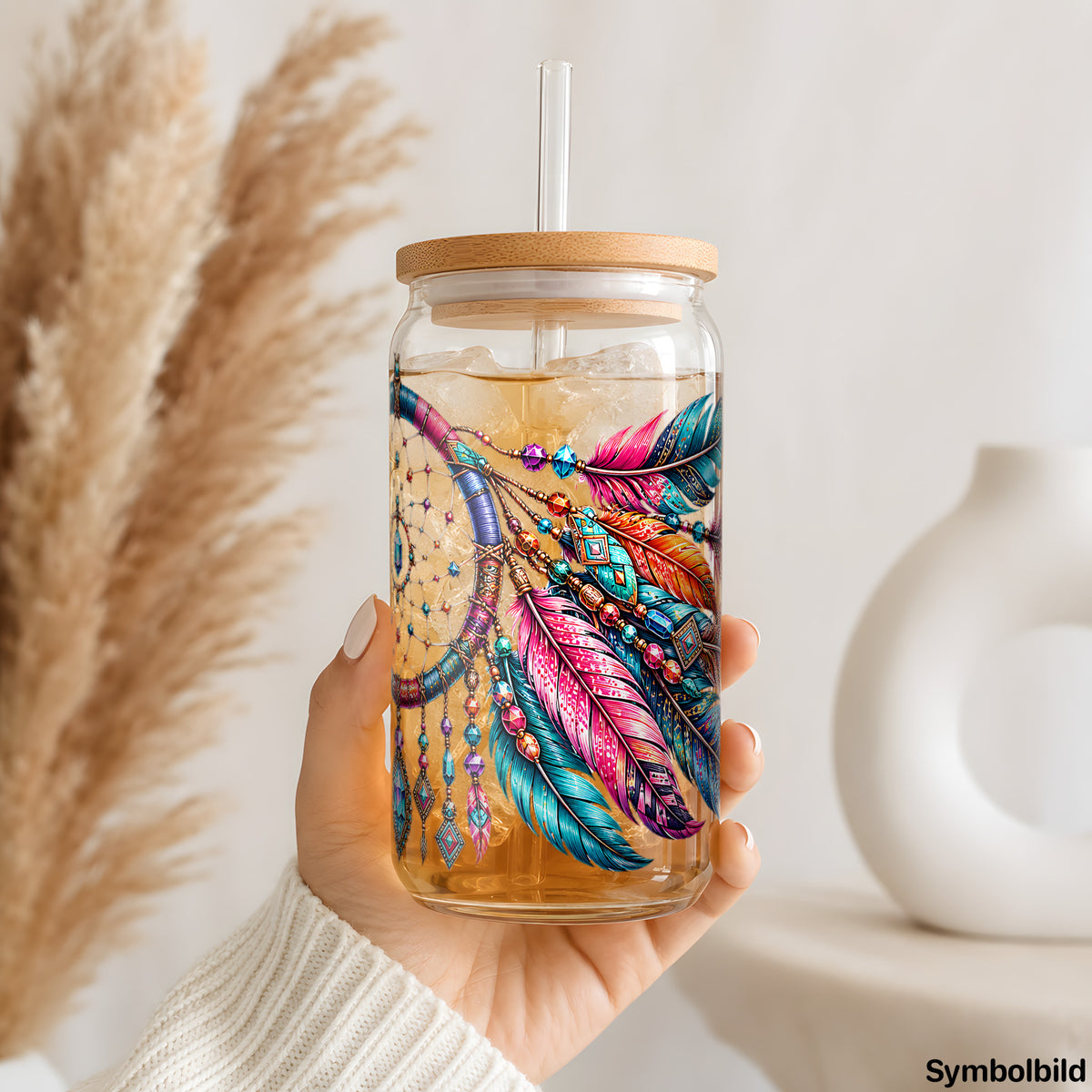 Becher-Aufkleber „Traumfänger in Regenbogenfedern“ auf einem 16oz Glasbecher