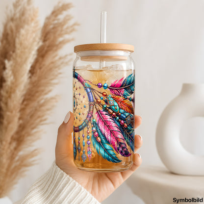 Becher-Aufkleber „Traumfänger in Regenbogenfedern“ auf einem 16oz Glasbecher