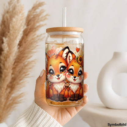 Becher-Aufkleber „Fuchsgeschwister im Sonnenblumenfeld“ auf einem 16oz Glasbecher