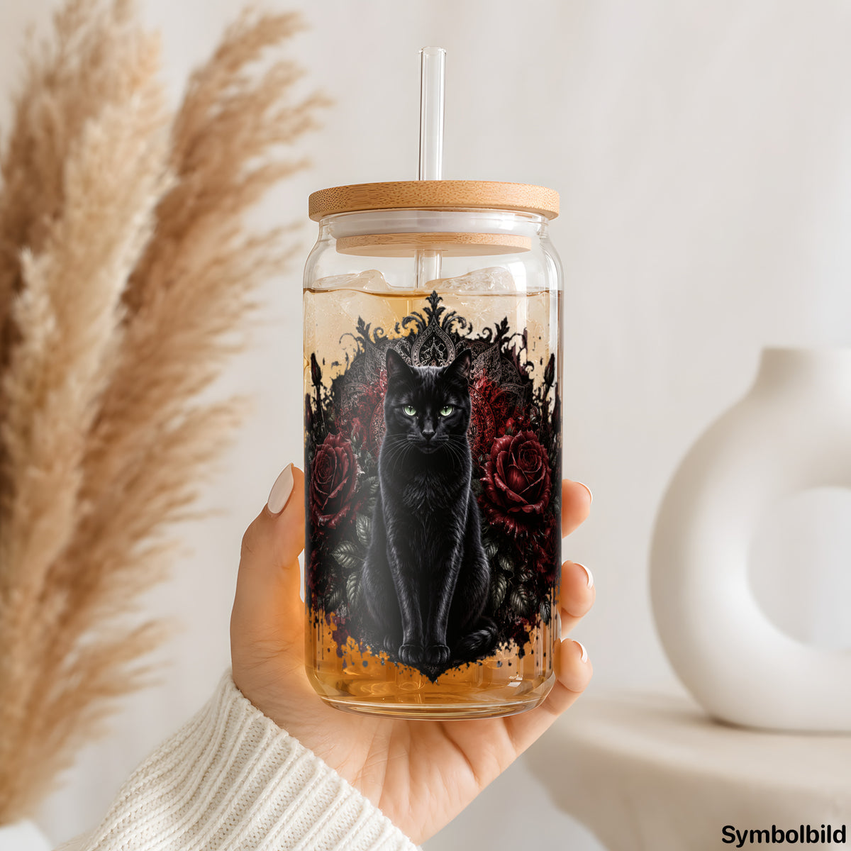 Becher-Aufkleber „Schwarze Katze in dunklen Rosen“ auf einem 16oz Glasbecher