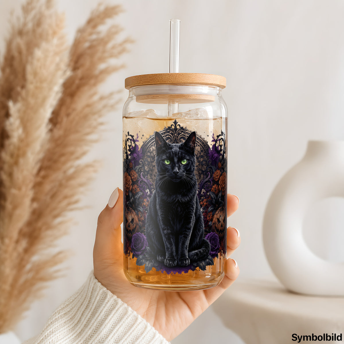 Becher-Aufkleber „Schwarze Katze im Blumenmeer“ auf einem 16oz Glasbecher