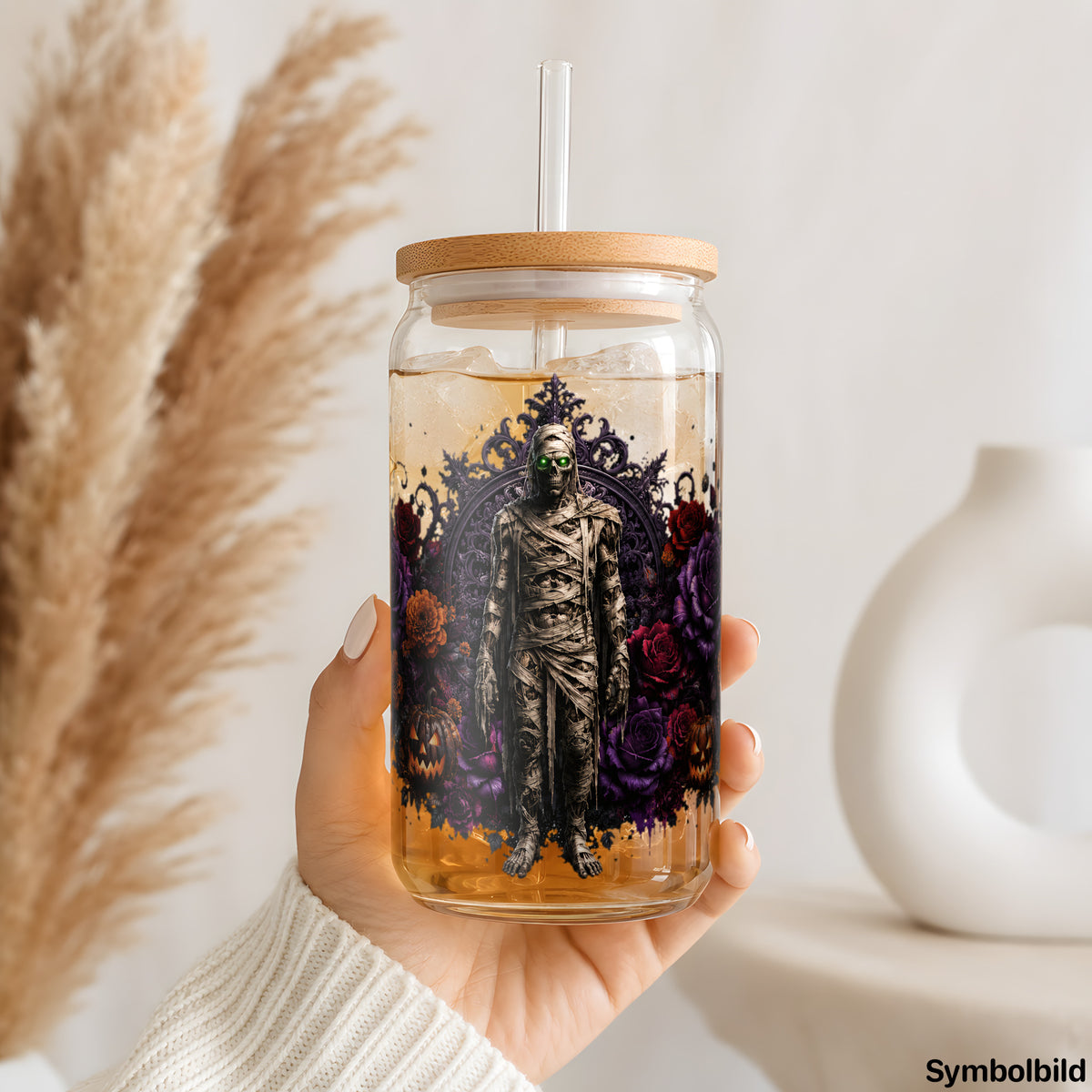 Becher-Aufkleber „Mumie im Blumenmeer“ auf einem 16oz Glasbecher