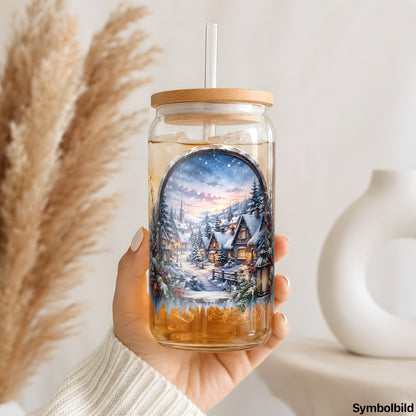 Becher-Aufkleber „Winterdorf im Bogenfenster“ auf einem 16oz Glasbecher