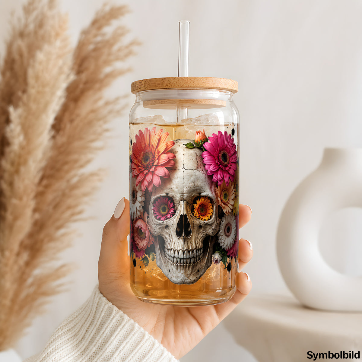 Becher-Aufkleber „Totenkopf im Blütenkranz“ auf einem 16oz Glasbecher
