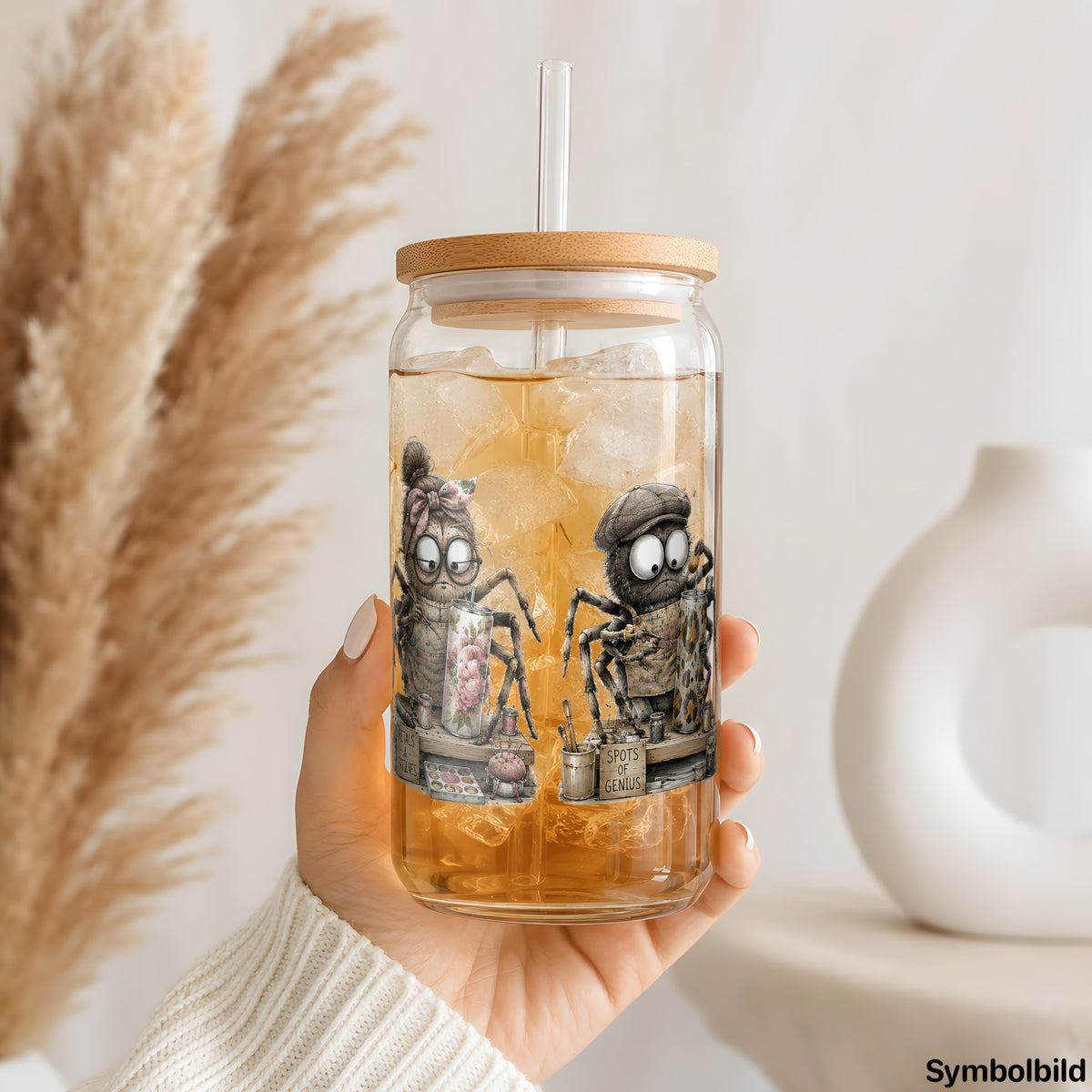 Becher-Aufkleber „Spinnen in der Werkstatt“ auf einem 16oz Glasbecher