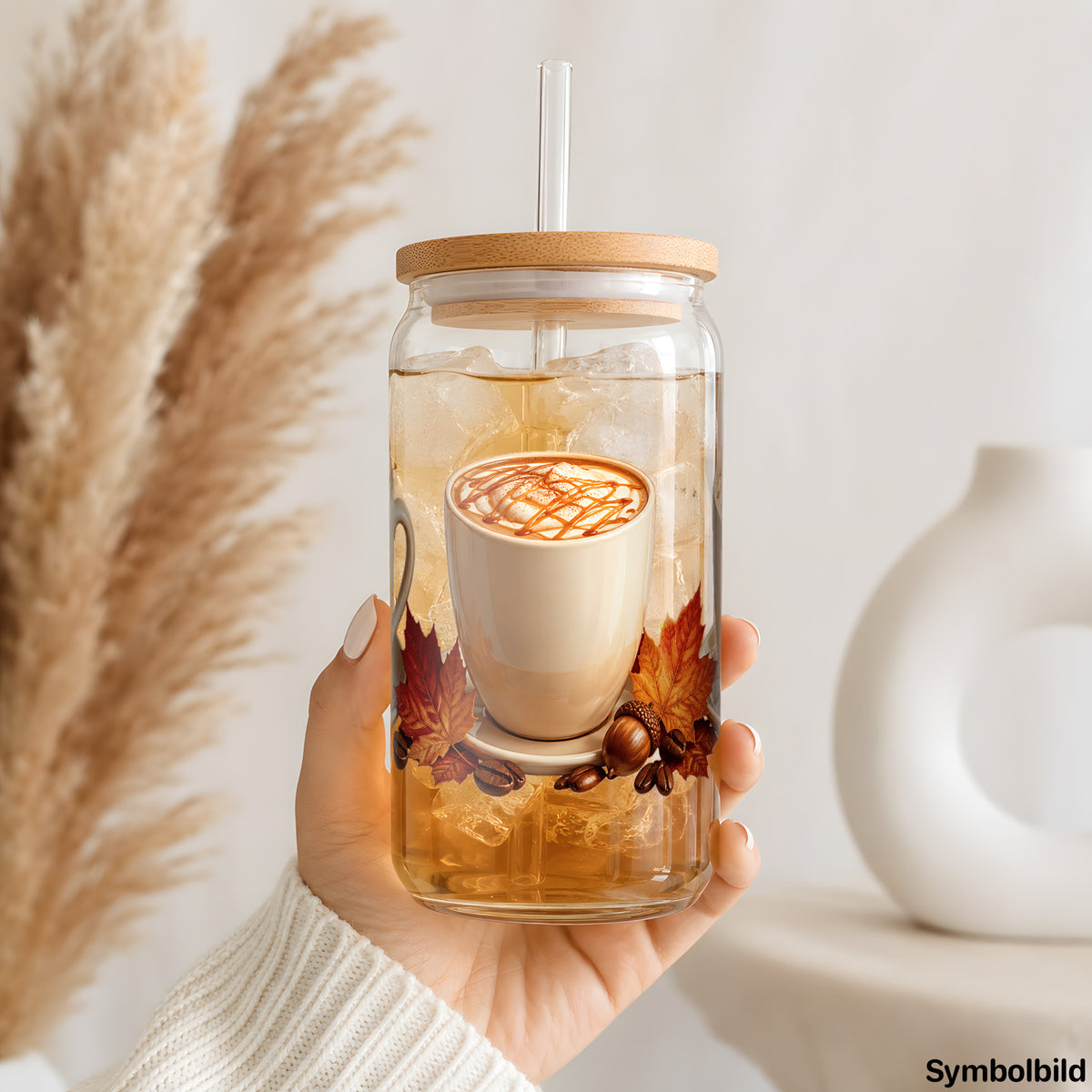 Becher-Aufkleber „Latte im Herbstlaub“ auf einem 16oz Glasbecher