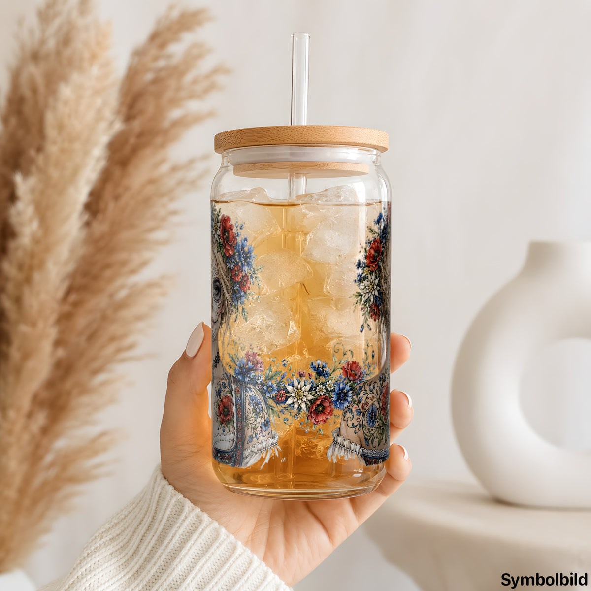 Becher-Aufkleber „Catrina im Dirndl“ auf einem 16oz Glasbecher