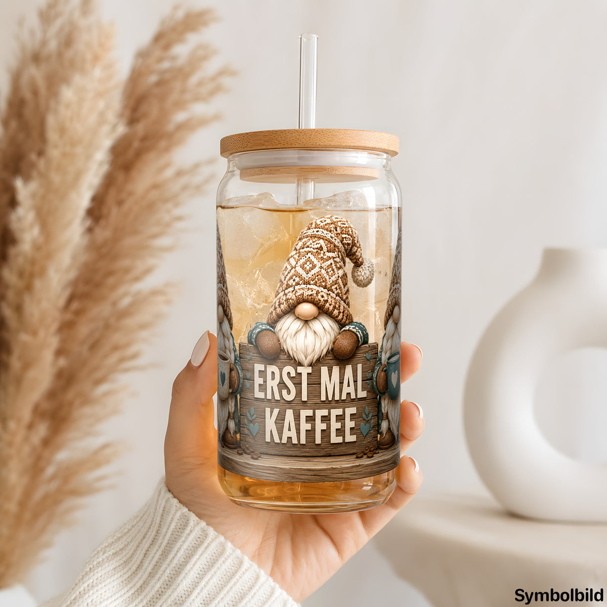 Becher-Aufkleber „Wichteltrio: Erst mal Kaffee“ auf einem 16oz Glasbecher