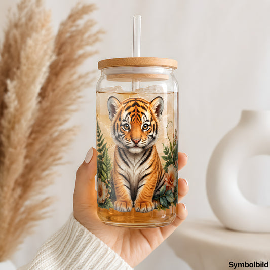 Becher-Aufkleber „Tigerbaby im Blumenbeet“ auf einem 16oz Glasbecher