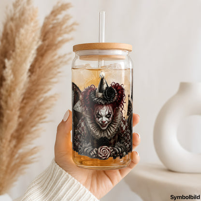 Becher-Aufkleber „Clown im Zirkuszelt“ auf einem 16oz Glasbecher