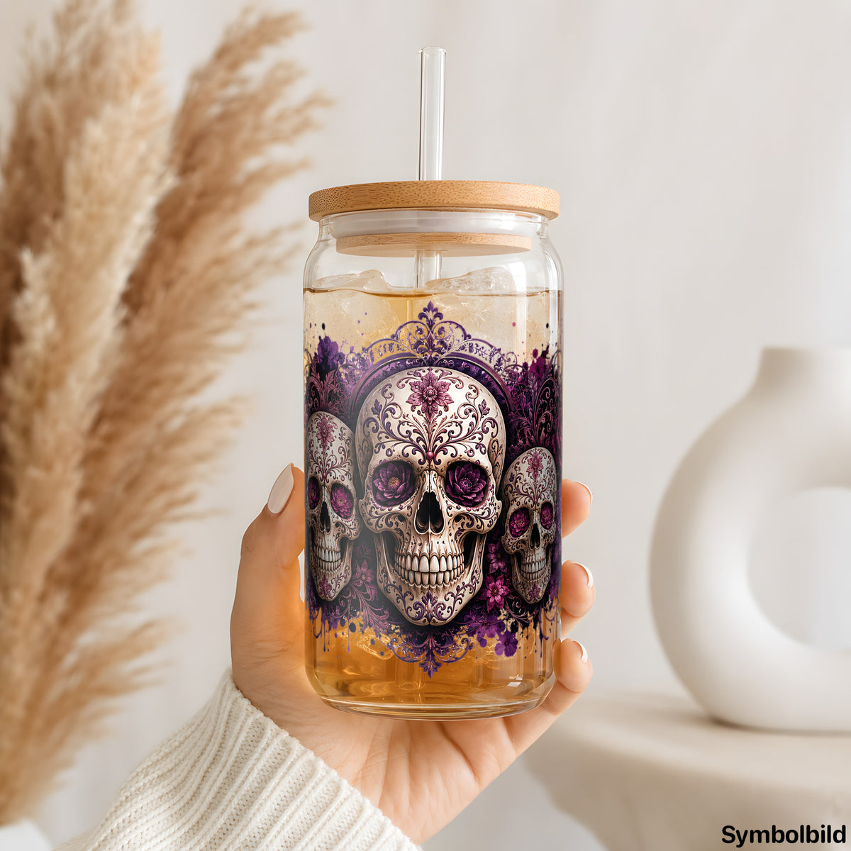 Becher-Aufkleber „Zuckerschädel in Lila“ auf einem 16oz Glasbecher