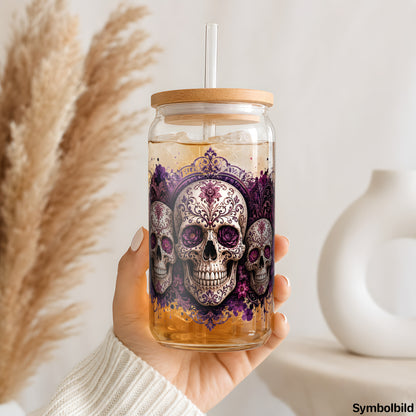 Becher-Aufkleber „Zuckerschädel in Lila“ auf einem 16oz Glasbecher
