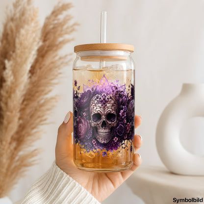 Becher-Aufkleber „Totenköpfe in Violett“ auf einem 16oz Glasbecher