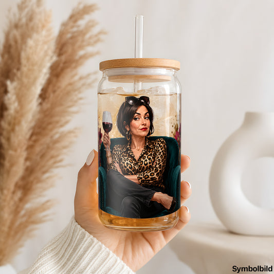 Becher-Aufkleber „Leo-Lady im Sessel“ auf einem 16oz Glasbecher