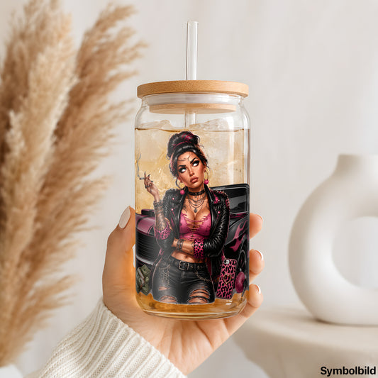 Becher-Aufkleber „Lady am pinken Wagen“ auf einem 16oz Glasbecher