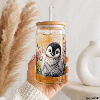 Becher-Aufkleber „Pinguinbaby im Blütenmeer“ auf einem 16oz Glasbecher