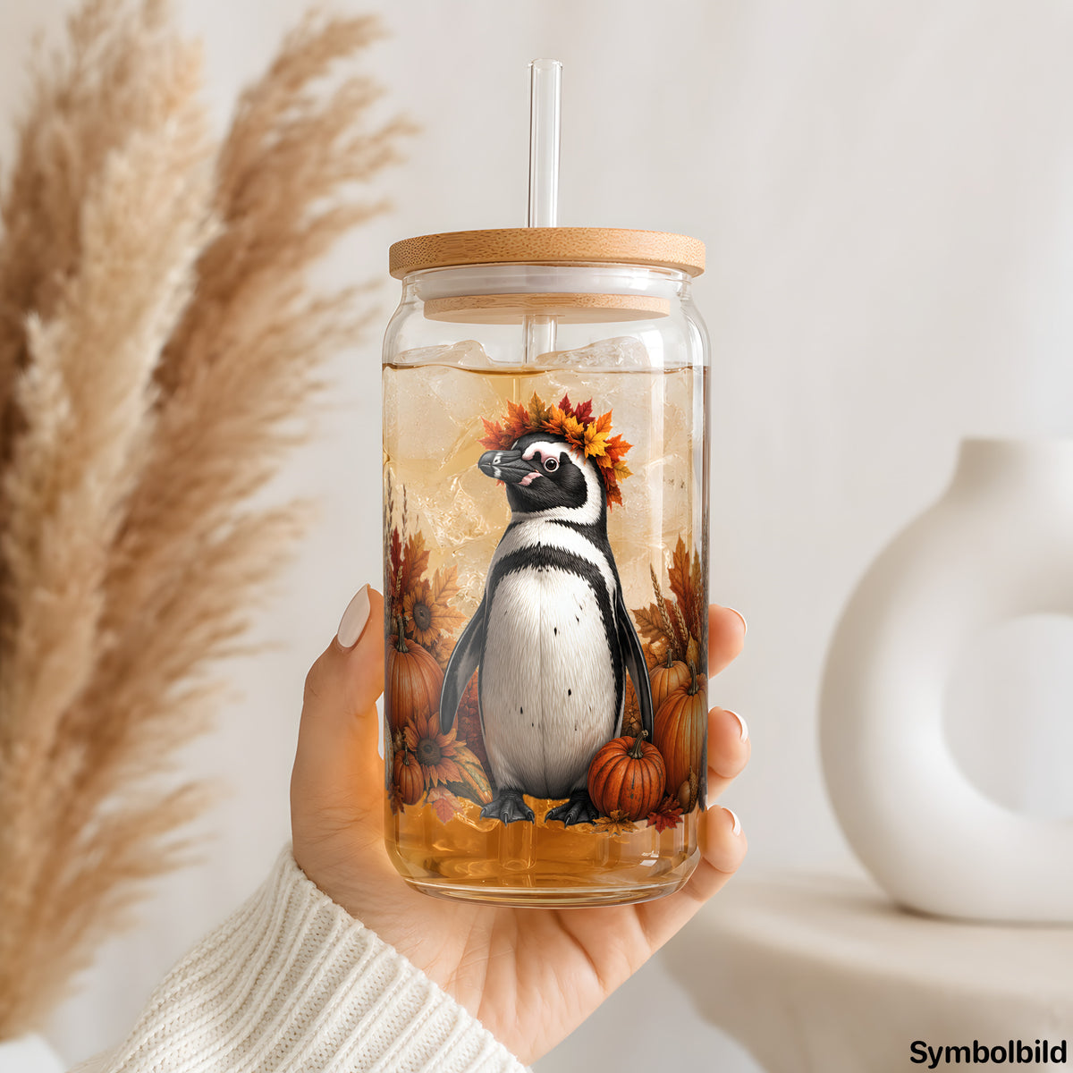 Becher-Aufkleber „Pinguin im Herbstlaub“ auf einem 16oz Glasbecher