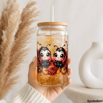 Becher-Aufkleber „Marienkäfer-Paar im Herbst“ auf einem 16oz Glasbecher